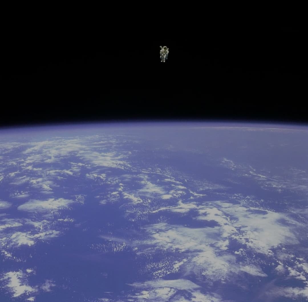 Bruce mccandless il primo astronauta a volare nello spazio senza cavi di sicurezza(1984)