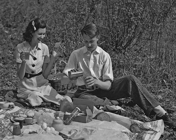 1940s ? ? ?
Una coppia pranza con un pic-nic 