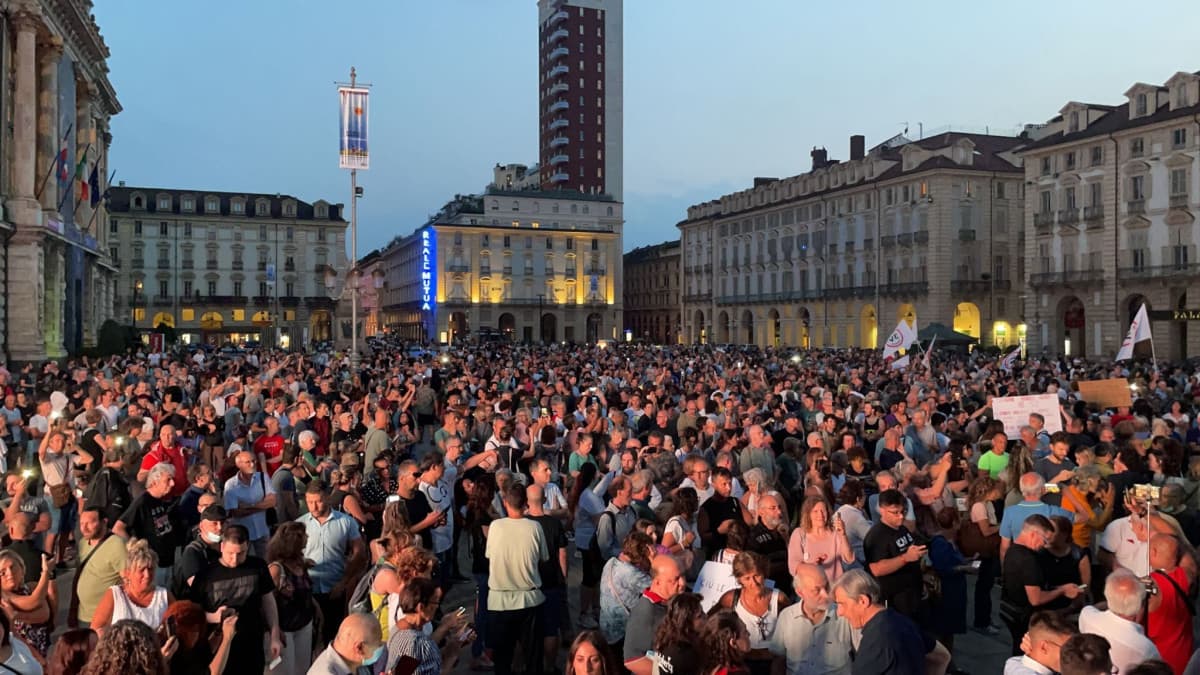 Manifestazione pacifica a Pola contro il governo del Movimento 5 Tette