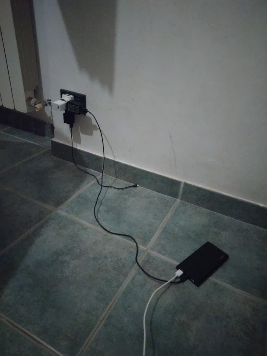 Ho creato un estensione con il power bank per ricaricare il telefono mentre sono sul letto , mi sento un genio