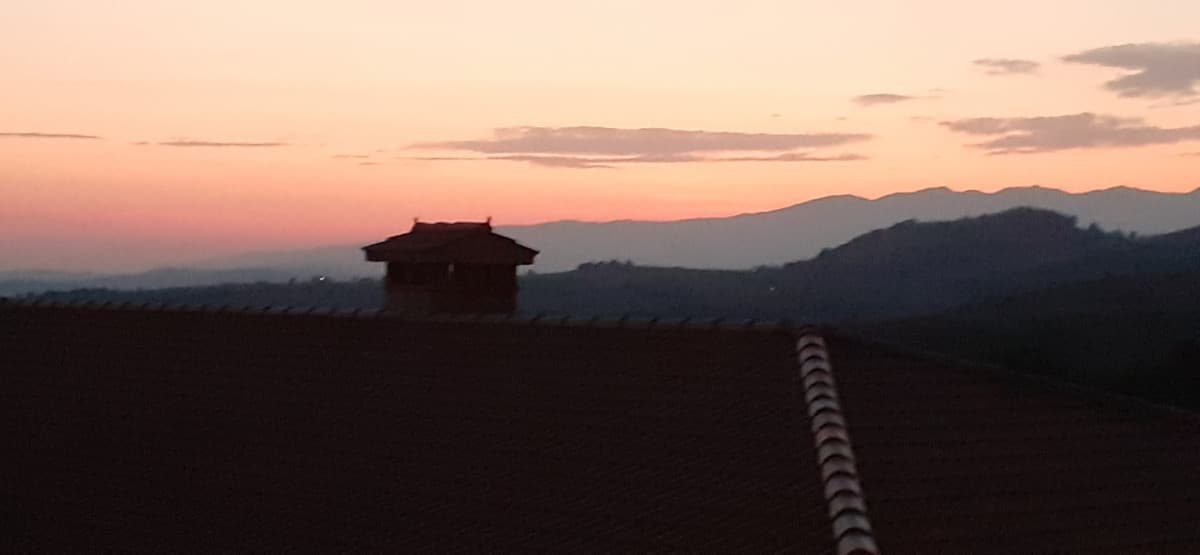 Beccatevi lo stesso cazzo di tramonto con lo stesso cazzondi camino ma più sfocato e rosso