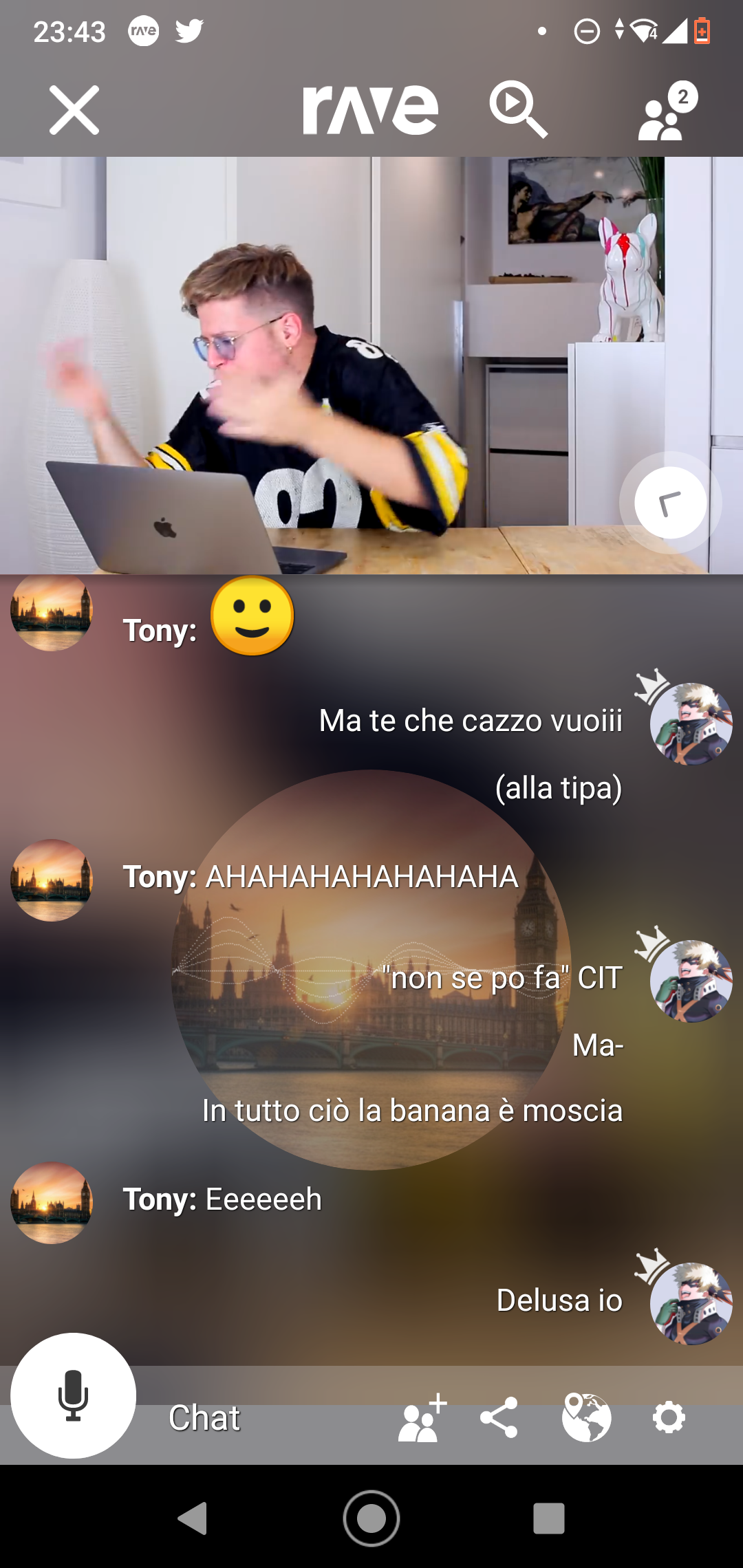 Quando ti viene fame mentre guardi video con la tua amica: