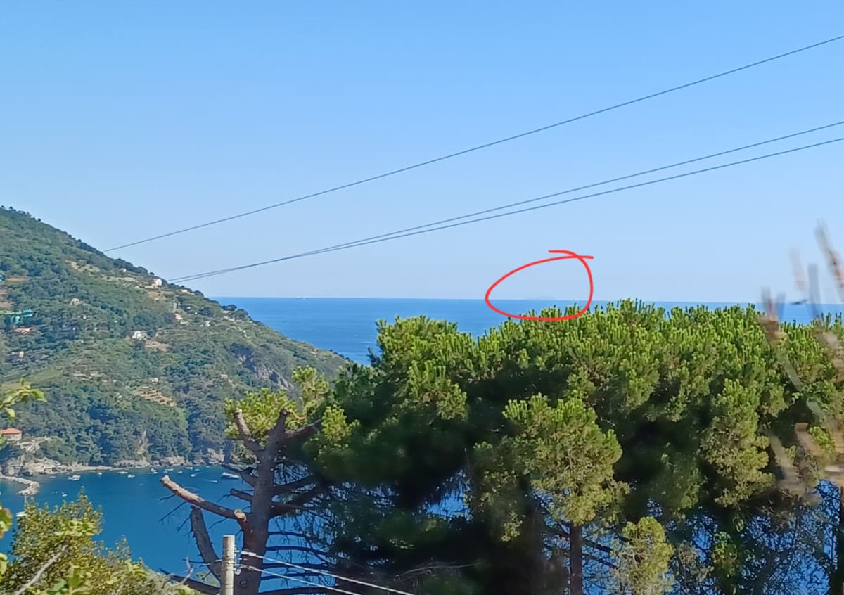 Si vede l'isola di gorgona ad occhio nudo. E dista 86km in linea d'aria 