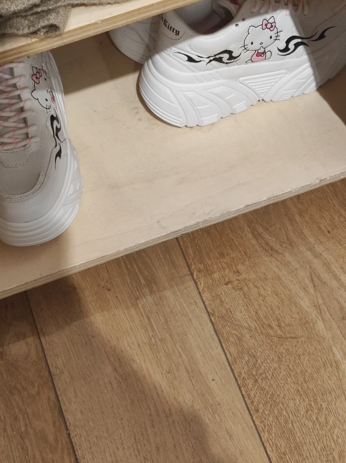 oggi sono andato da Bershka, GUARDATE QUESTE SCARPE. LE VOGLIO. voglio le prime.