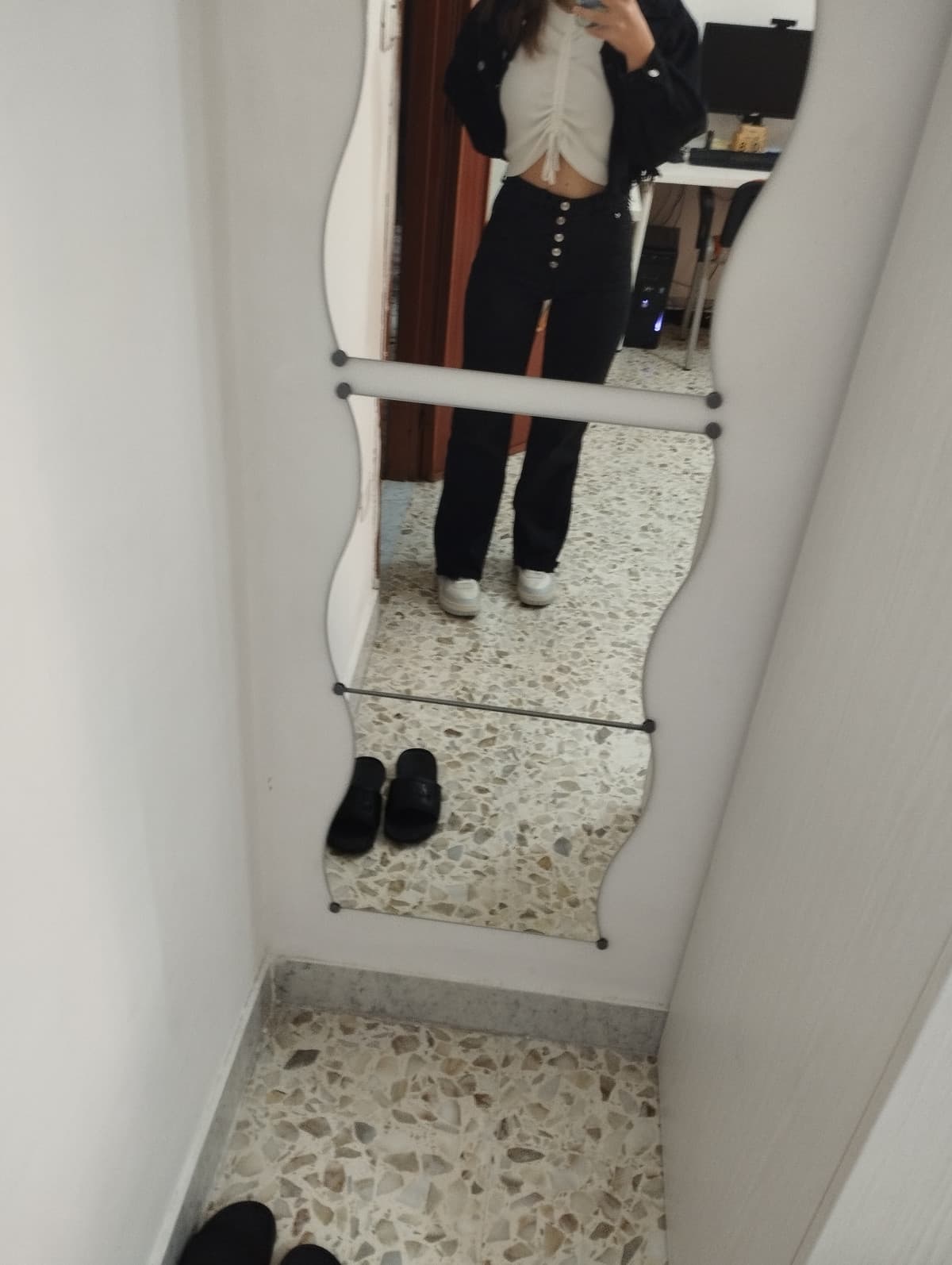 Oggi mi sono vestita male, sento che la giornata sarà una merda e non sto bene fisicamente. Allora sarà sicuramente una giornata di merda