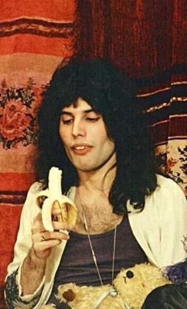 Trovate qualcuno che vi guardi cone Freddie guarda quella banana