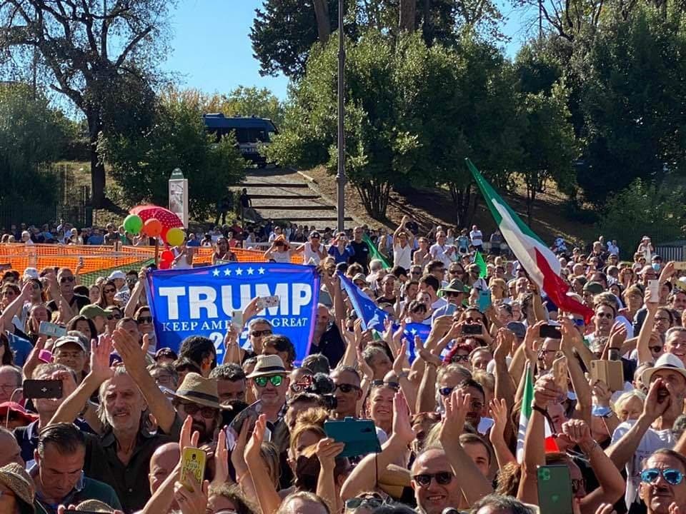 Tranqui eravamo a Roma non in America, notate qualcosa di strano? Guardate bene in basso a destra