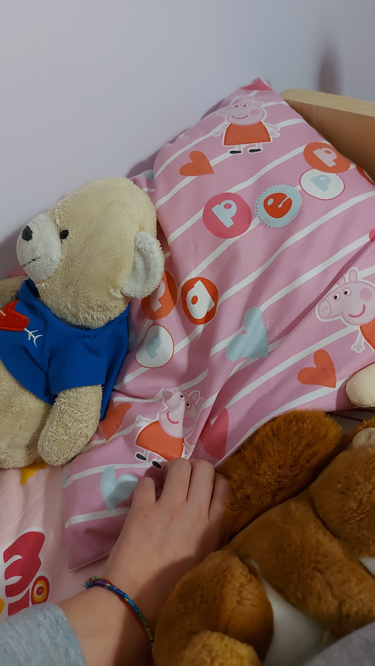 Si, tengo un cuscino di peppa pig e vari pupazzi sul letto?