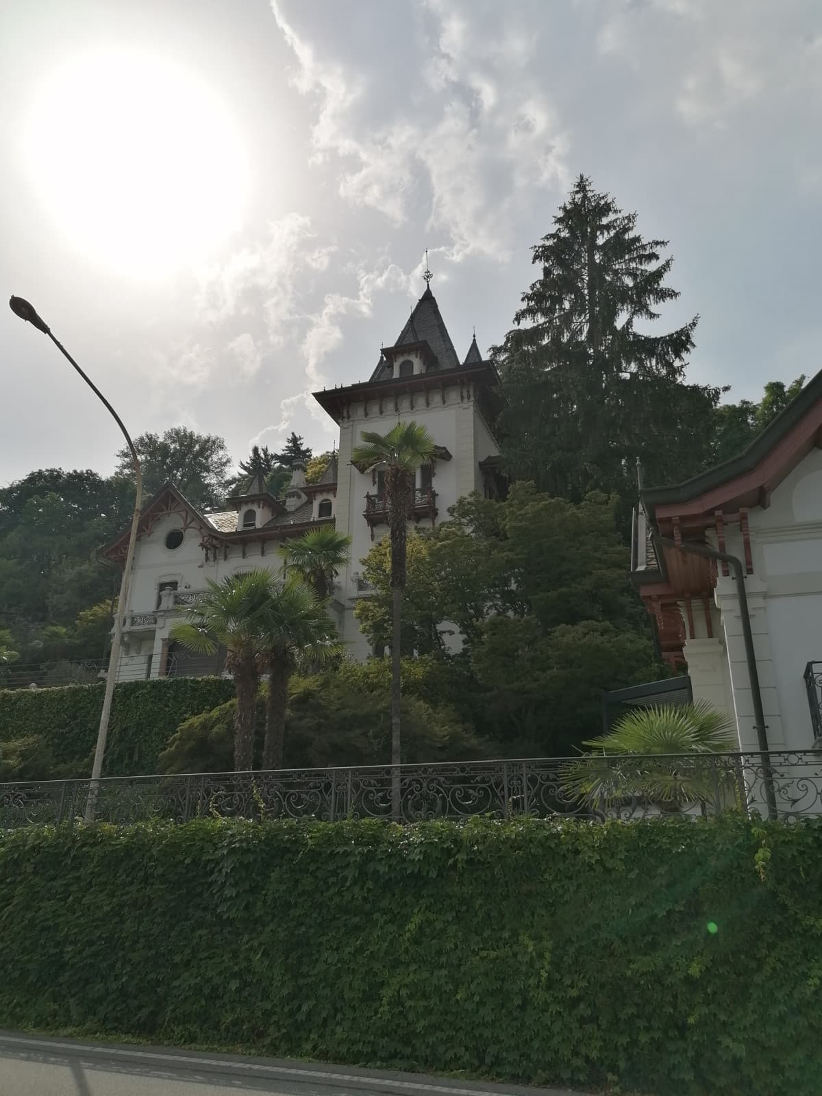 Questa villa era di uno sceicco arabo che veniva sul lago Maggiore col suo harem e andava in barca uscendo da quel monumentale garage. Io ho l'harem, ho il pothere, ma non ho la villa