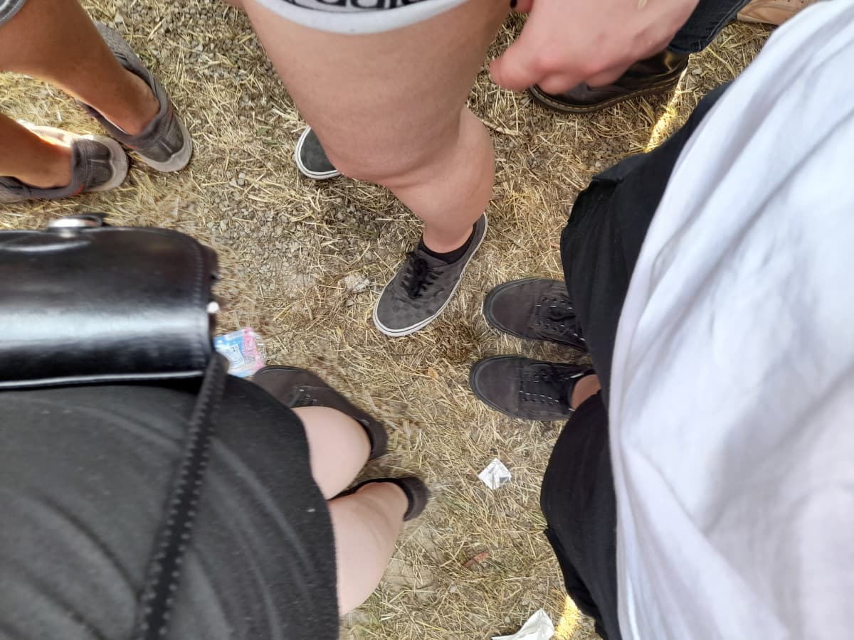 sto al concerto dei my chemical romance, fatto due ore di fila e ancora devo entrare, non ho mai sudato così tanto nella mia vita e ho conosciuto due bergamaschi fattoni simpatici. 