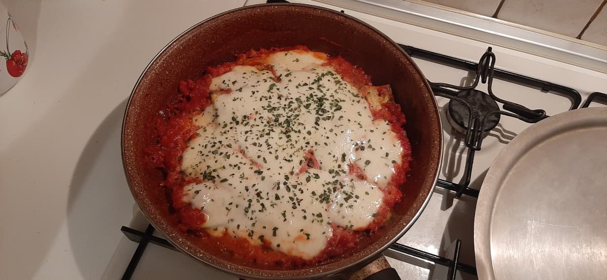 Raga aiuto, ogni tanto nel paesino sotto di me organizzano delle gare di auto da corsa, e se ne vanno in giro per queste strade deserte circondate dai boschi, sono alla fermata dell'autobus e proprio davanti a me passano per andare alla postazione del mecc