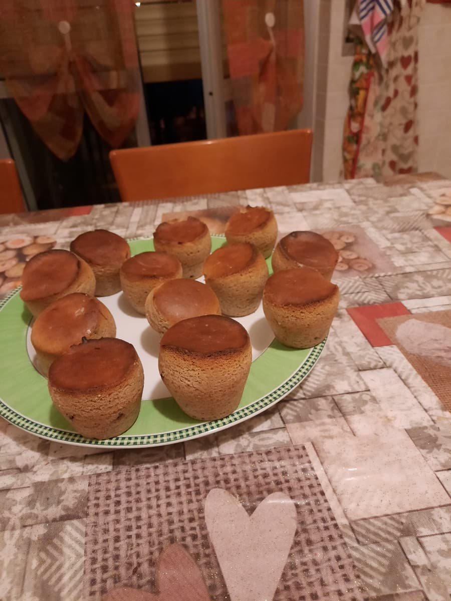 Allora. Questi sono dei dannati muffin vegani. E per farli mi son dovuta mettere a sbucciare 40g di mandorle per fare il burro di mandorle vegano in casa. RAGA PERÒ SON STRA BUONI