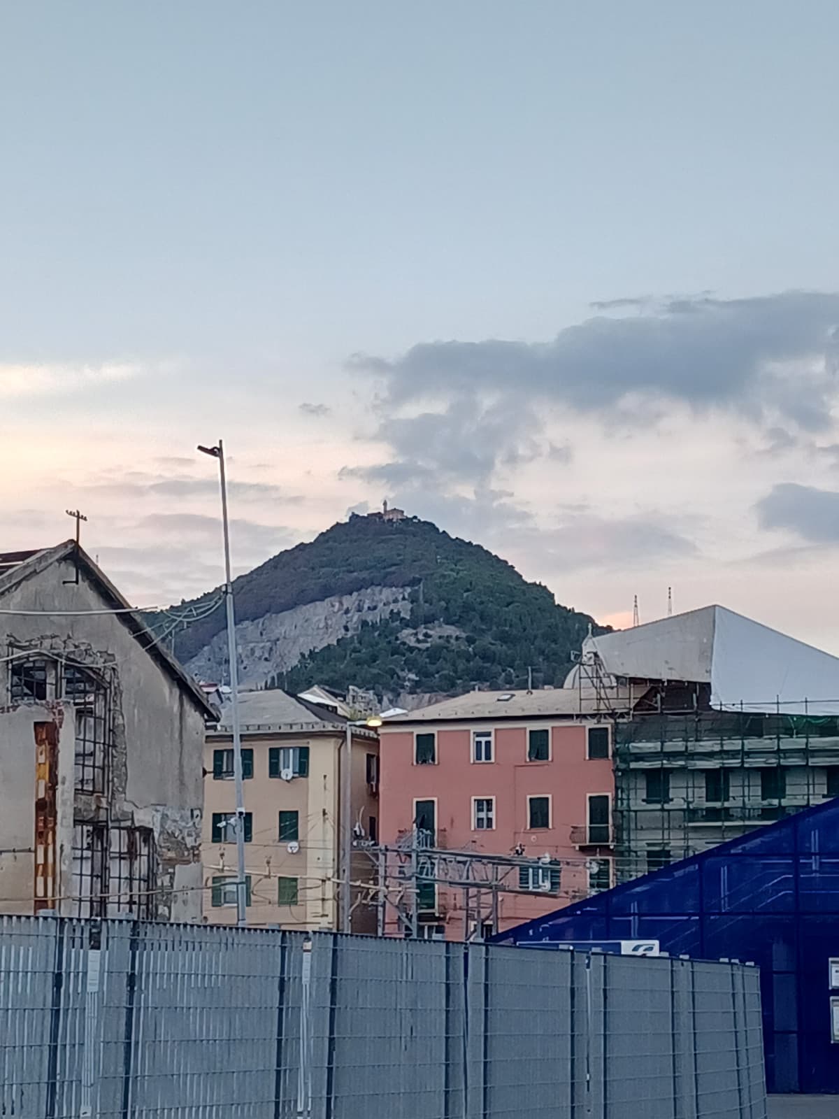 Su quella montagna dove c'è la chiesa c'è sempre una vista mozzafiato ( si vede la Corsica). E se fossi lì vedrei una vista mozzafiato di quelle nuvole nella foto in basso :((