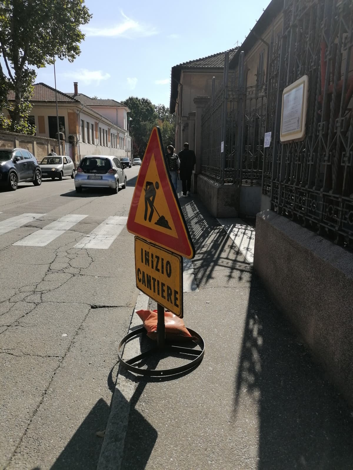 Attenzione: cantiere di Insegreto. I pedoni si spostino cortesemente sul marciapiede dei segreti, prestando attenzione ai peni volanti della casa di fianco. Grazie per l'attenzione