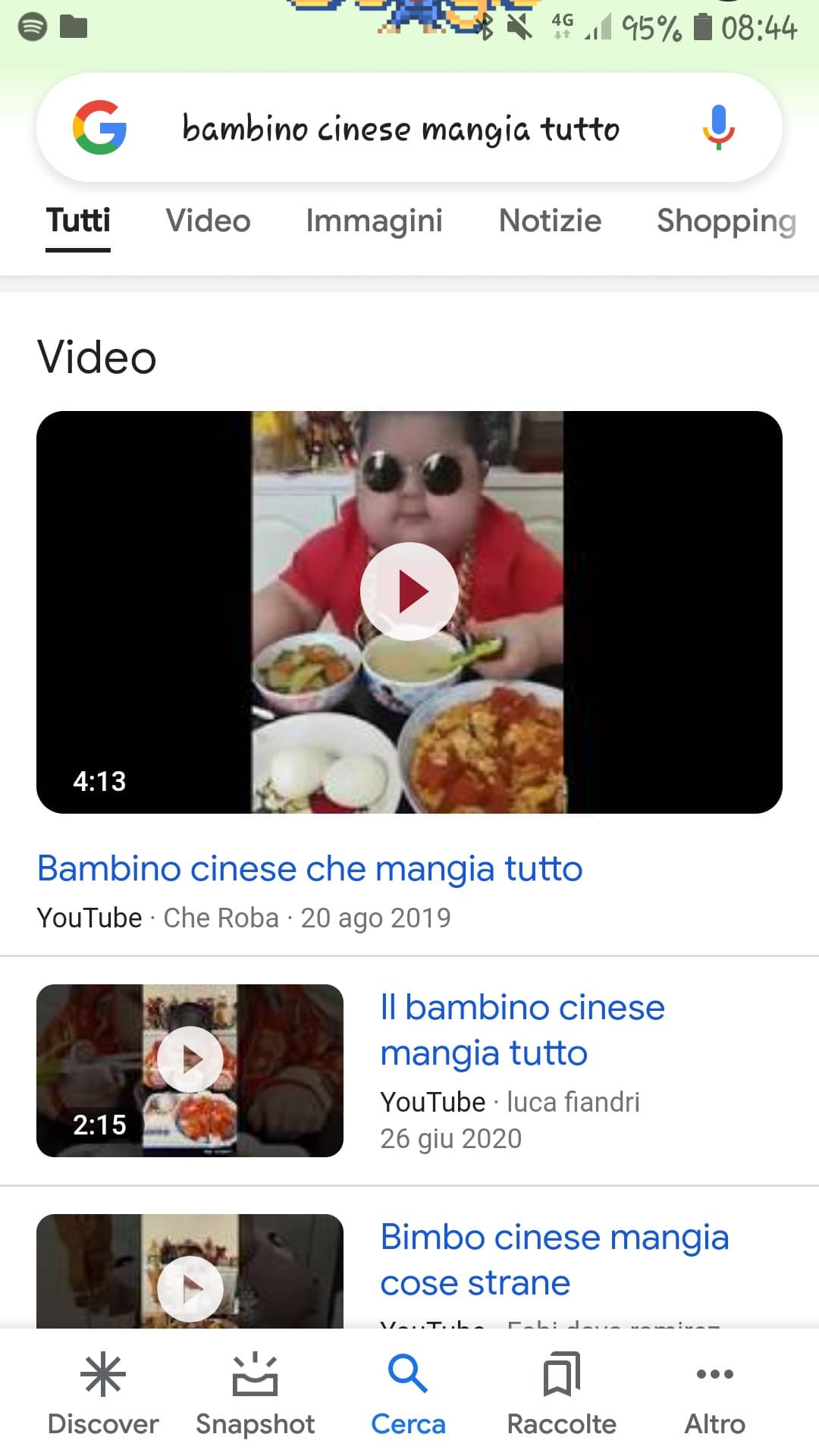 bambino cinese che mangia tutto 