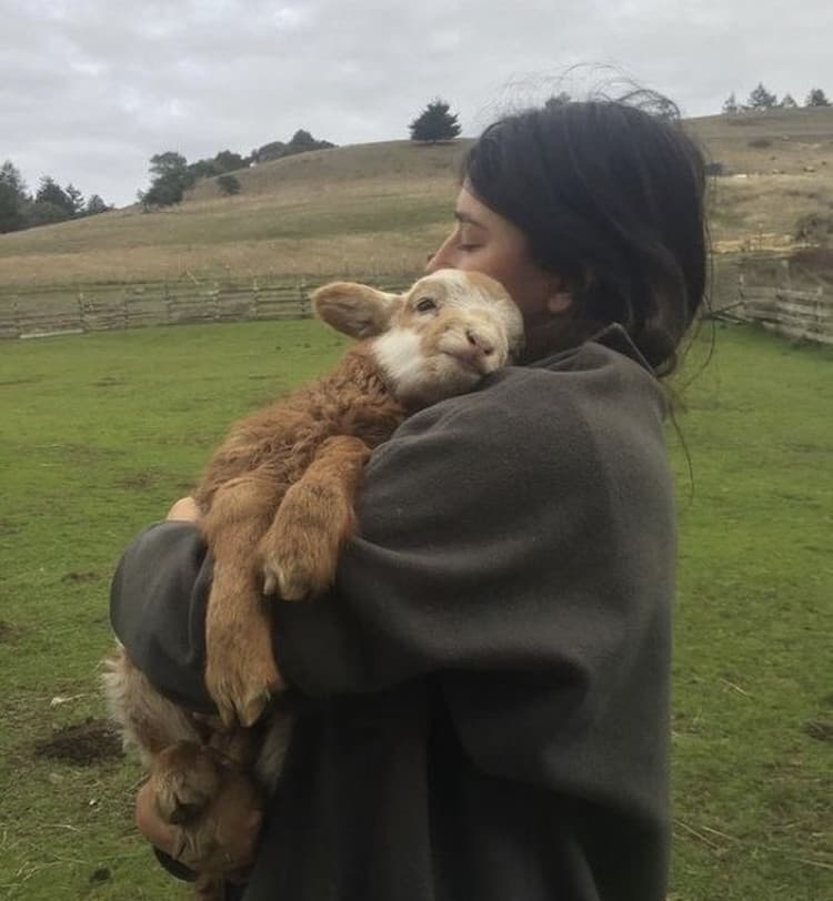 Vorrei diventare vegetariana. In questo periodo ho riscoperto l’amore per la natura che ci circonda. È difficile allontanarsi dai vecchi stili di vita e finché sarò ancora a casa coi miei non credo ci riuscirò. 