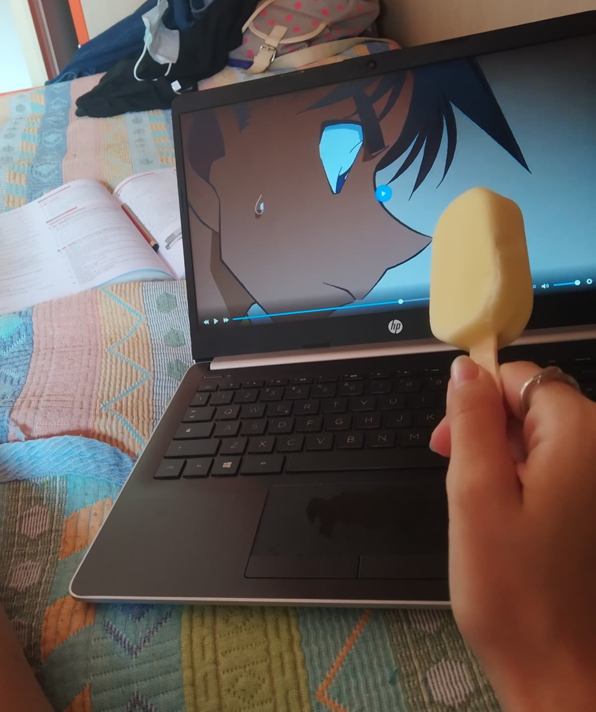 doveri prepararmi per uscire con le ma amiche e invece sono qui a mangiare un mini gelato mentre concordo con heiji sul fatto che il tipo che si è appena suicidato non può essere tornato in vita