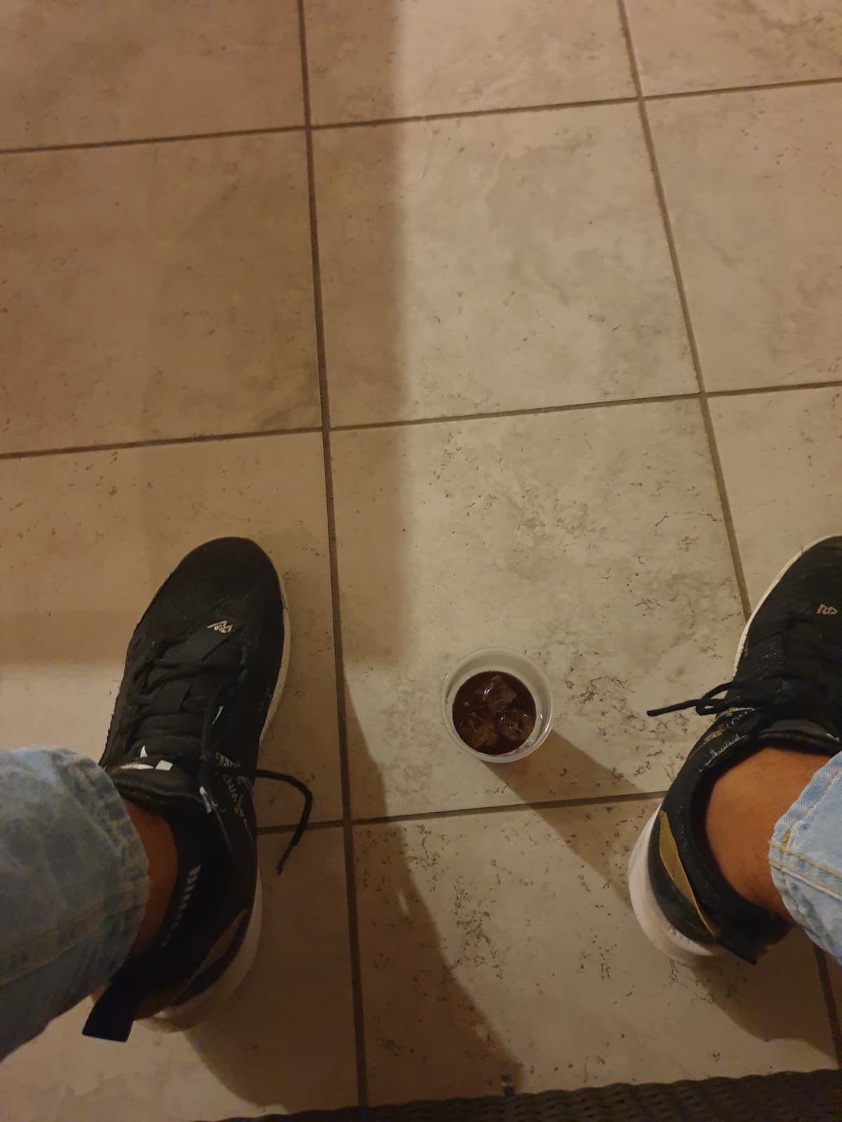 io,un rum e cola,divanetti. Lontano dalla musica e dalla gente. Mi rilasso. Ho davvero bisogno di persone ? Non credo. Ora me la sto vivenfdo bene