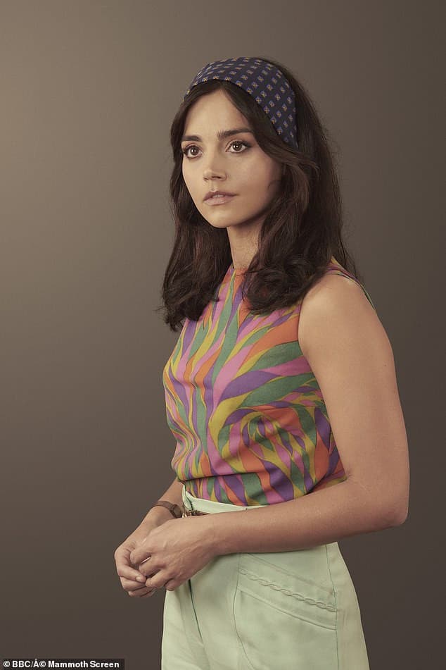 Jenna Coleman❤️ nei panni di Marie-Andrée Leclerc, della serie
 “The Serpent”. la sua doppiatrice italiana, in questa serie, è Domitilla D’Amico, la stessa doppiatrice che ha prestato la voce per Clara Oswald di Doctor Who interpretata sempre dalla Colema