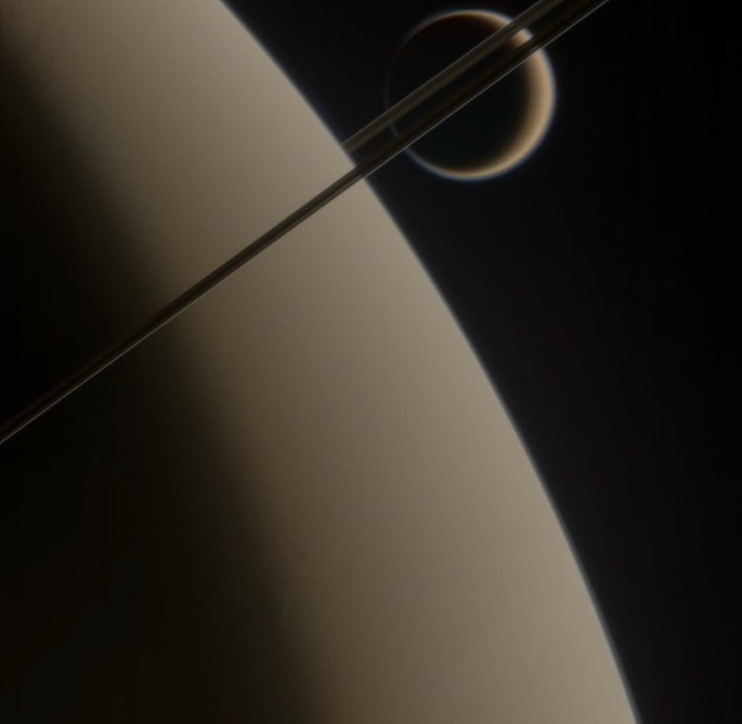 Saturno con il suo satellite Titano 