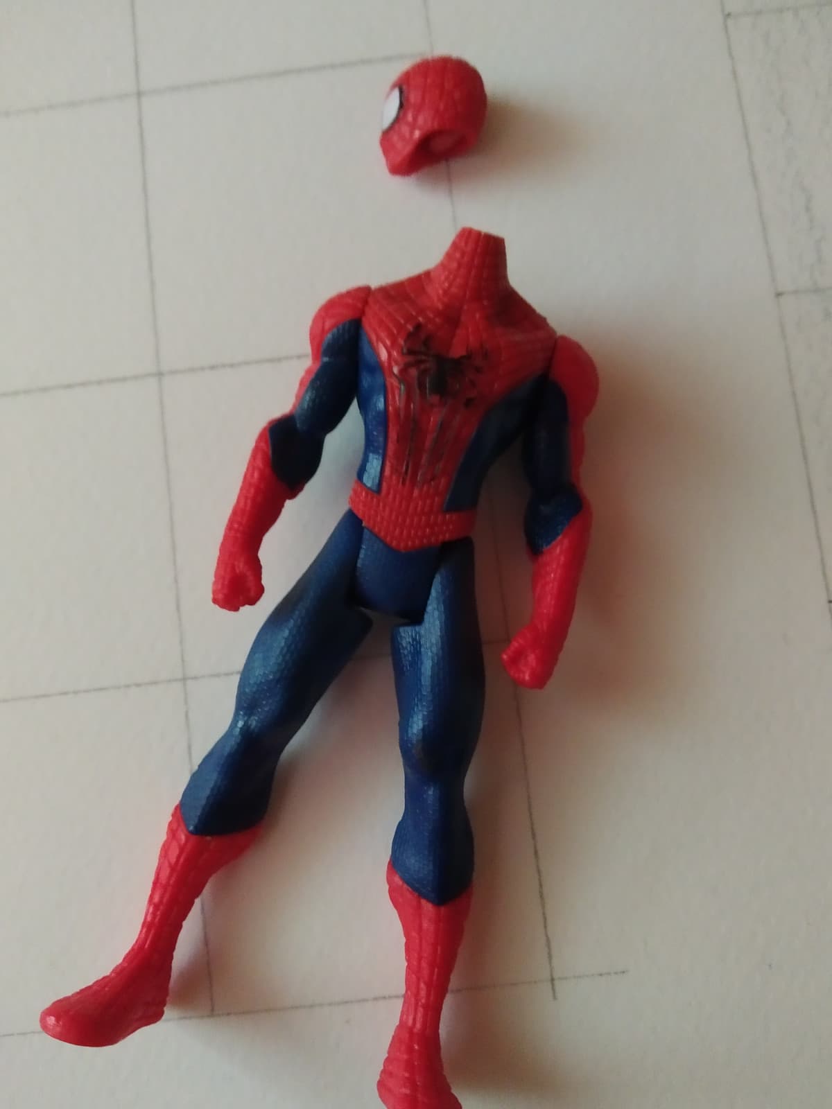 Prima la bambola decapitata, ora Spidey... Che strana infanzia che ho avuto.