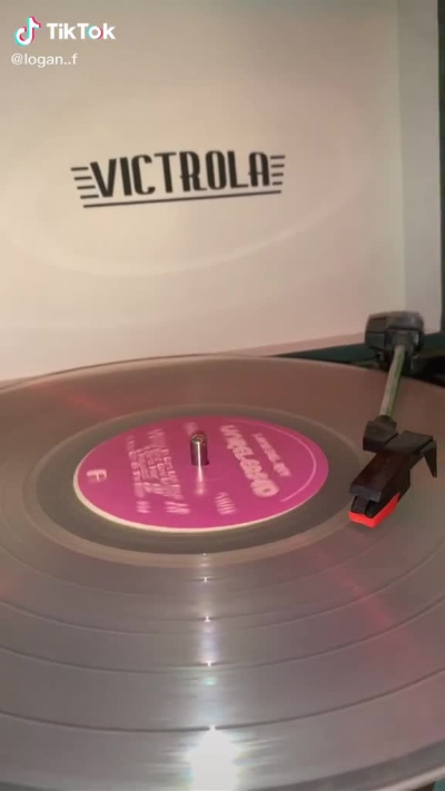 adoro ✨?✨ . La canzone già di per se mi gasa , ma la versione del vinile aiut- orgasmicah 