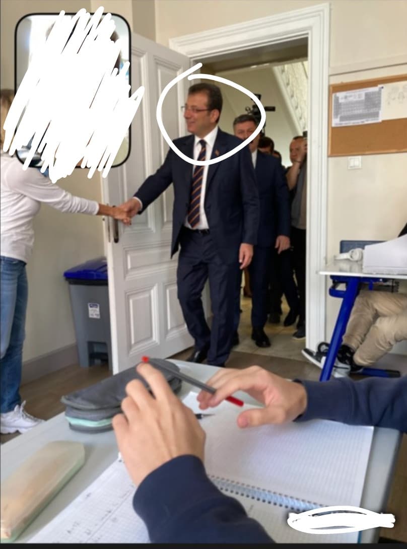 no raga aiuto. praticamente abito a Istanbul ed è venuto il sindaco della città, quello che a quanto pare si oppone a erdogan. si sono fatti i selfie ??