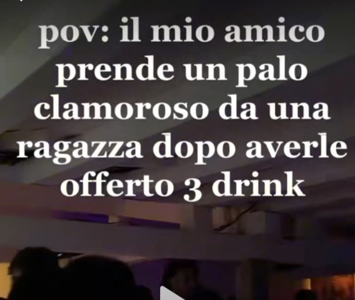 Se offri 3 drink a una sconosciuta per rimorchiare, sei ricco o disperato. Non vedo altre opzioni.