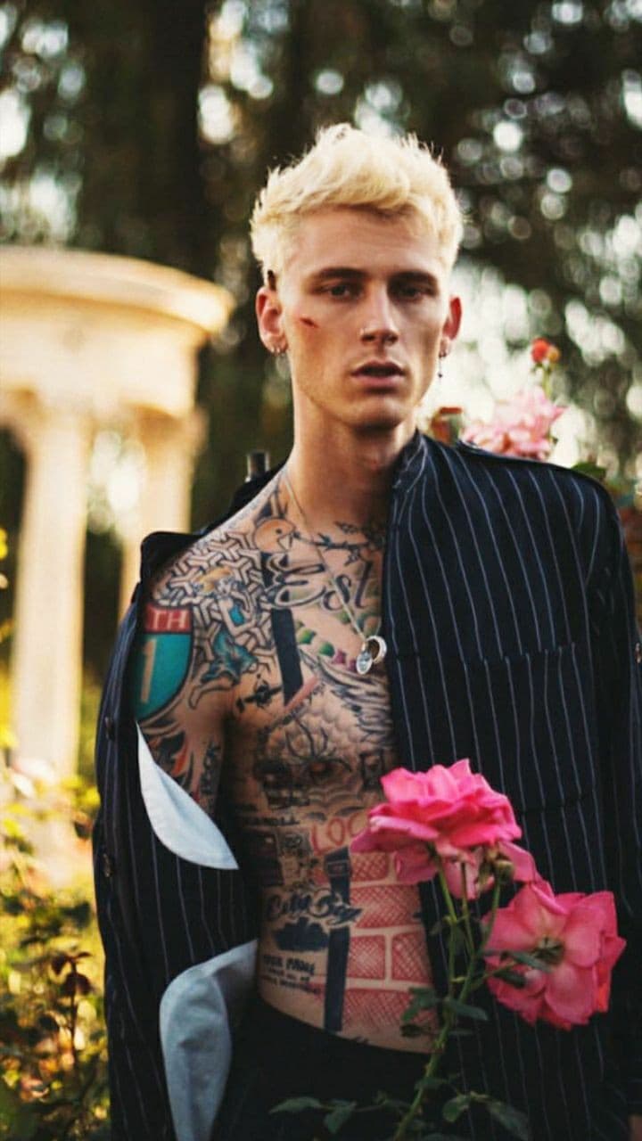 Buona giornata a: chi apprezza le vibes sarde, a chi legge romanzi rosa da edicola e pippa xanax, a machine Gun Kelly e a chi ha pianto ieri per due ore di seguito di notte 