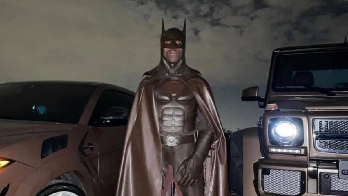 Ti svegli di notte e ti ritrovi Travis Scott vestito da Batman davanti al letto, cosa fai? 