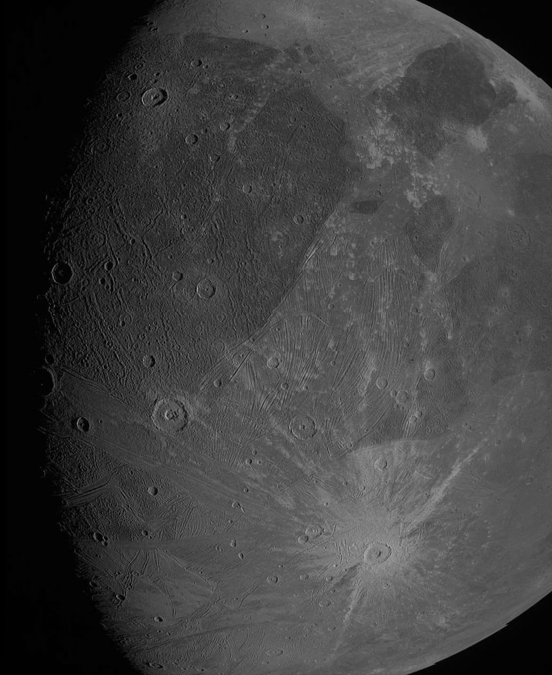 Questa è la superfice di Ganimede(luna di Giove) a 1000km di distanza è una foto di pochi giorni fa e quando sarà elaborata sarà ancora più bella 