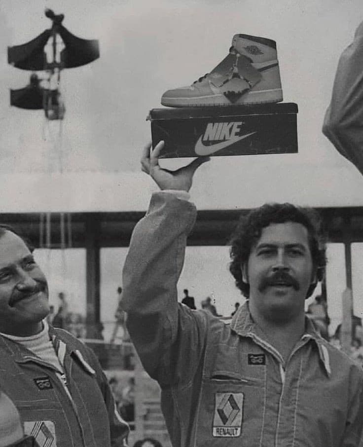 Pablo Escobar con una scatola di sneakers in mano ?