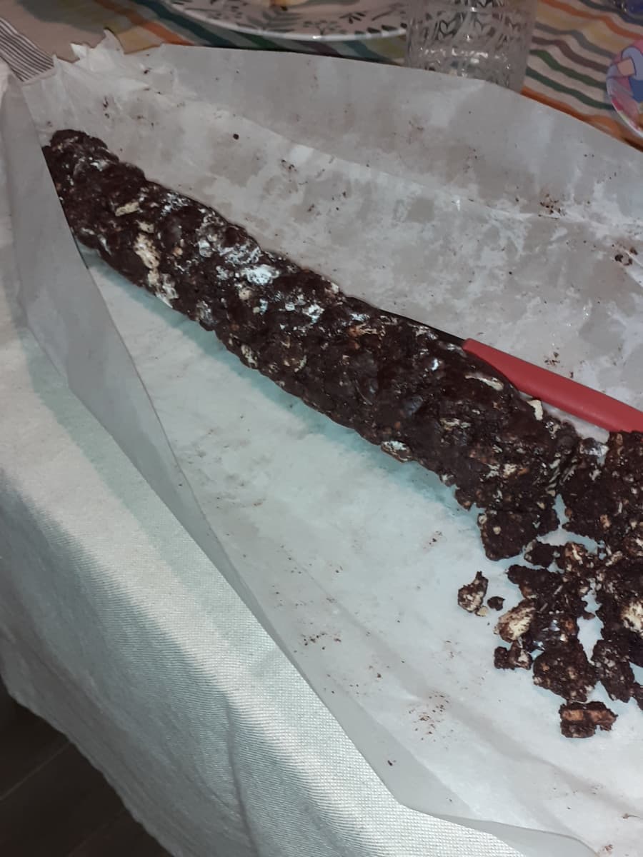 È la prima volta che faccio il salame di cioccolato, però è buono dai?.