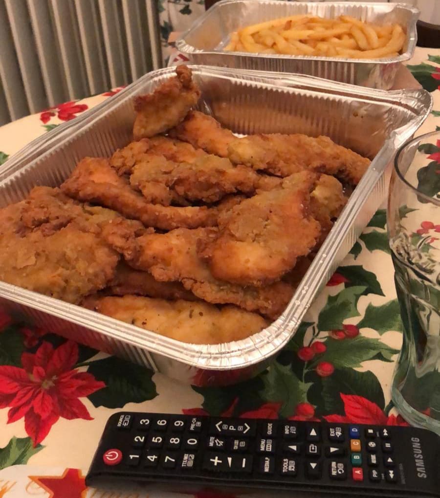 Sto per collassare? abbiamo ordinato 10 porzioni di Nuggets, convinti che fossero piccoli come quelli del Mc. Invece ci hanno portato qualcosa come 40 cotolette.