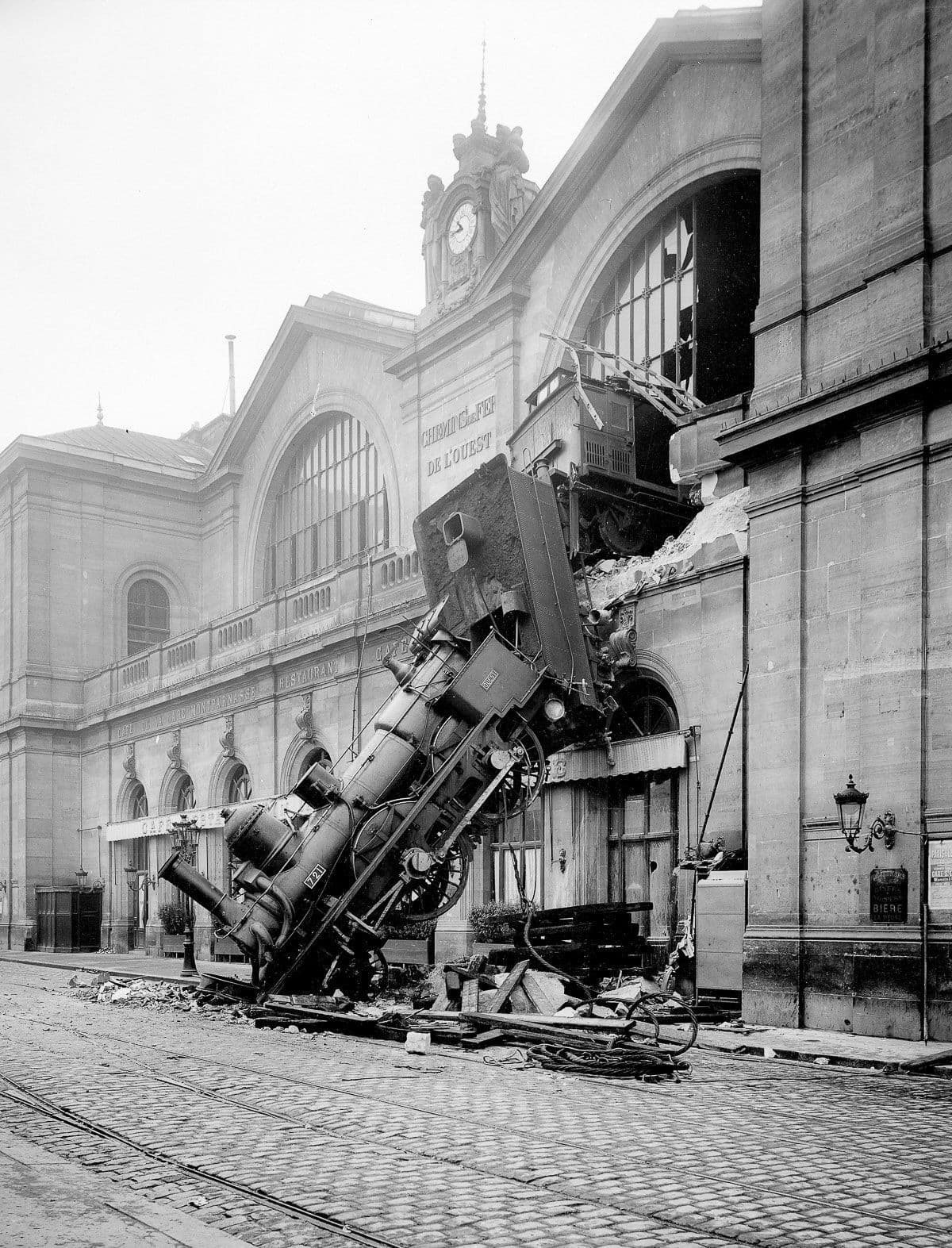 Un tipico incidente ferroviario nella stazione di Parigi Montparnasse (1895) 