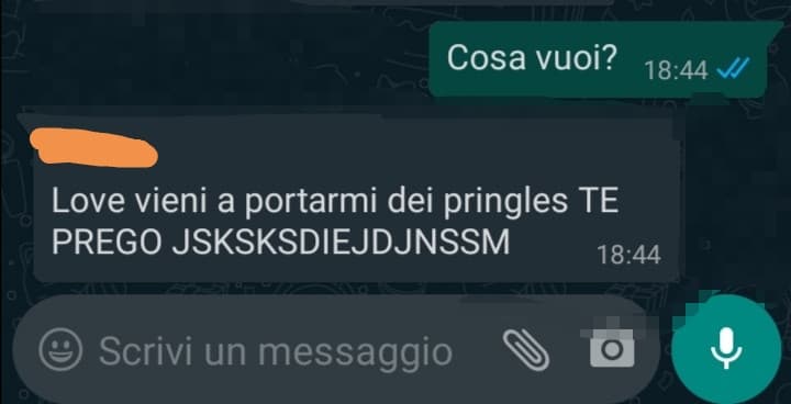 Il mio migliore amico che abita letteralmente dietro casa mia e ogni volta pretende che io esca per dargli la roba fallendo miseramente: