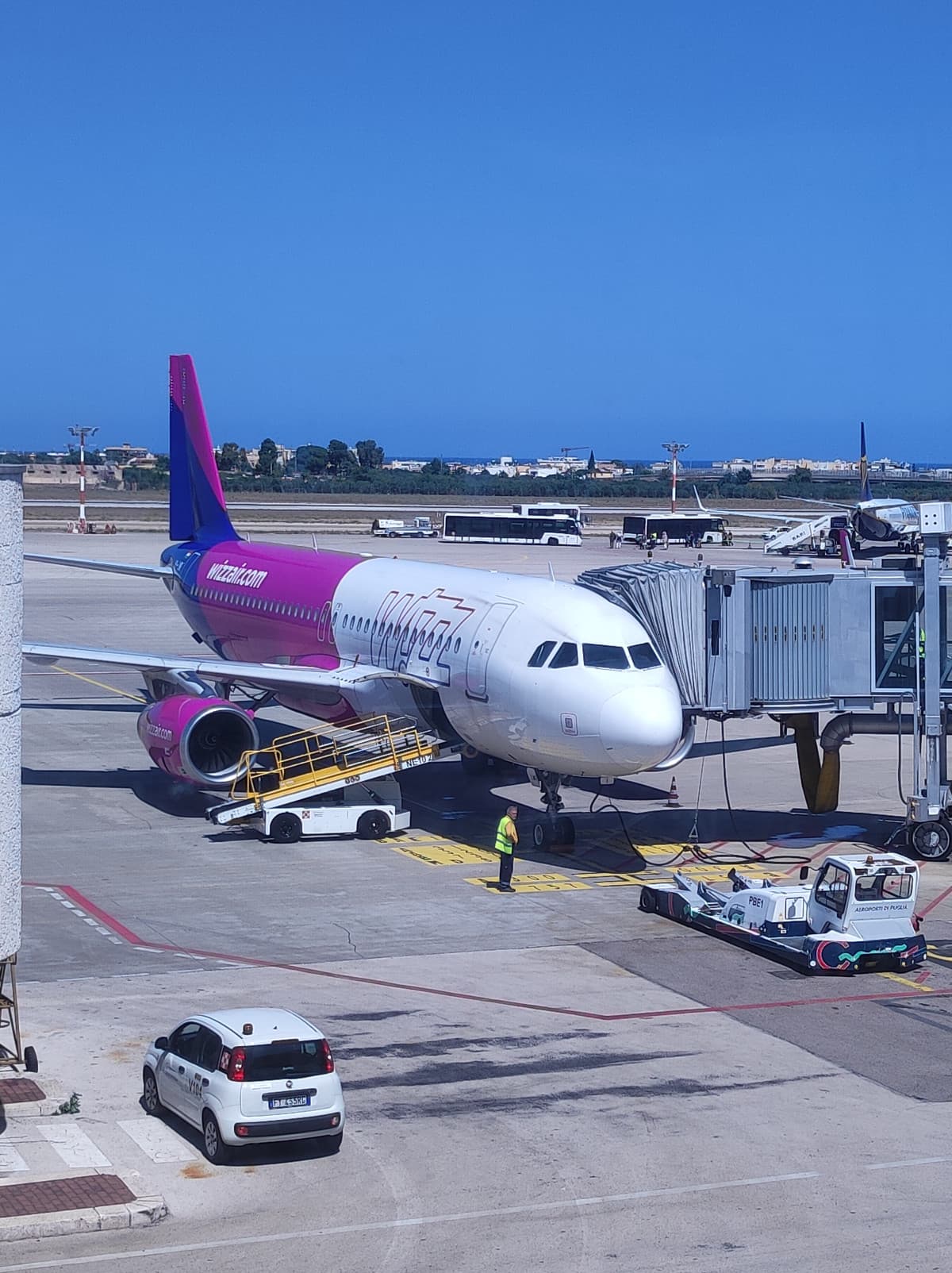 volevo andare su questo aereo bisessuale, ma ci hanno fatto andare su un aereo blu>:(  ho avuto paura all'inizio ma è stato bellissimo, si vedevano le nuvole in lontananza 