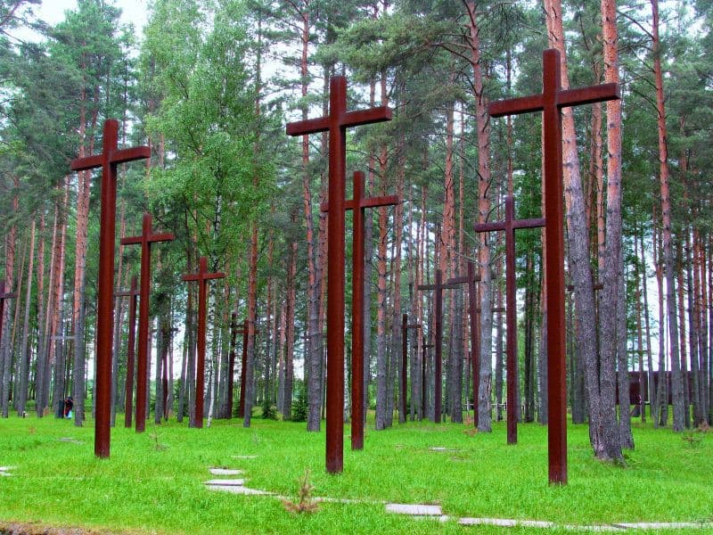 Questa è la foresta di katyn in polonia,dove i sovietici uccisero in fosse comuni 20000 soldati arrestati durante la fuga nella parte est del paese annessa dai russi.