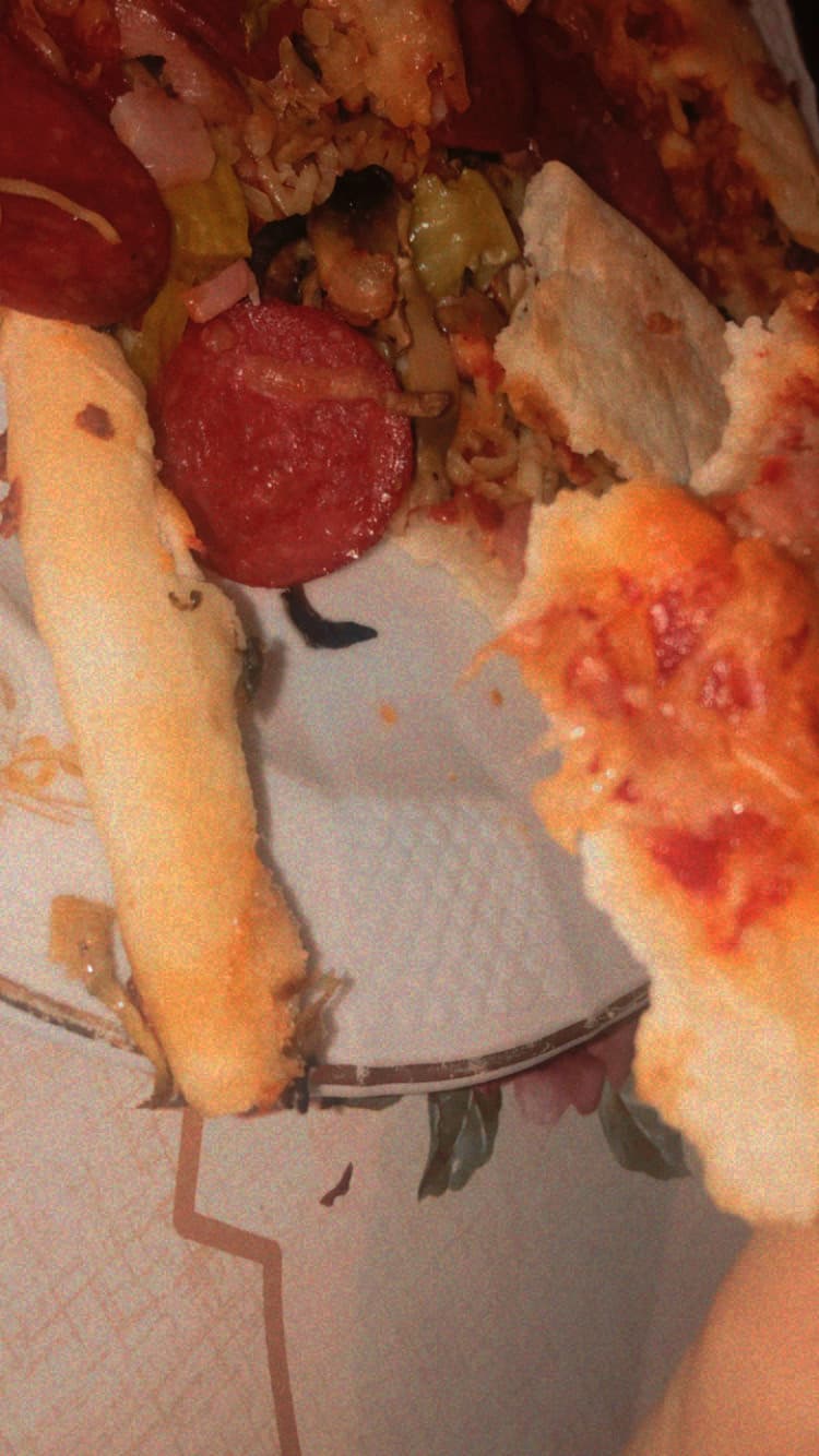 Sto mangiando la pizza (tranquilli il salame non lo mangio)