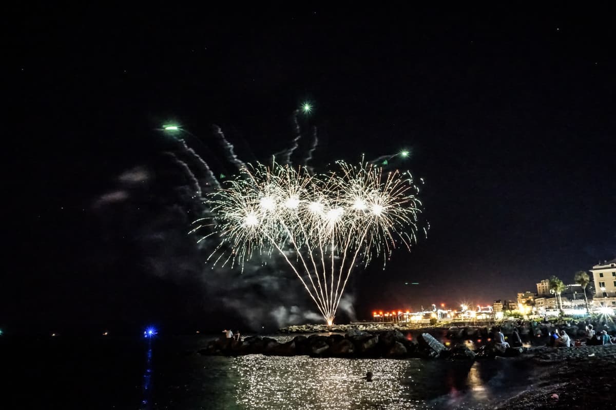 Spesso ho sentito dire che gli italiani sono i migliori al mondo nel fare i fuochi d'artificio. E grazie al cazzo... Le cose serie non sono capaci a farle, mentre per i divertimenti e le cazzate sono i migliori 