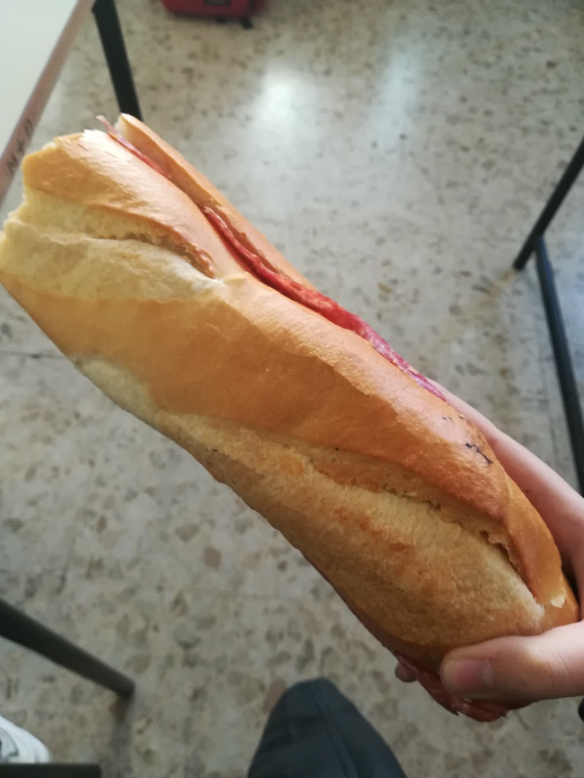 Raga questo non è un panino, è una ciabatta cazzo. Con sto coso ci uccido la gente