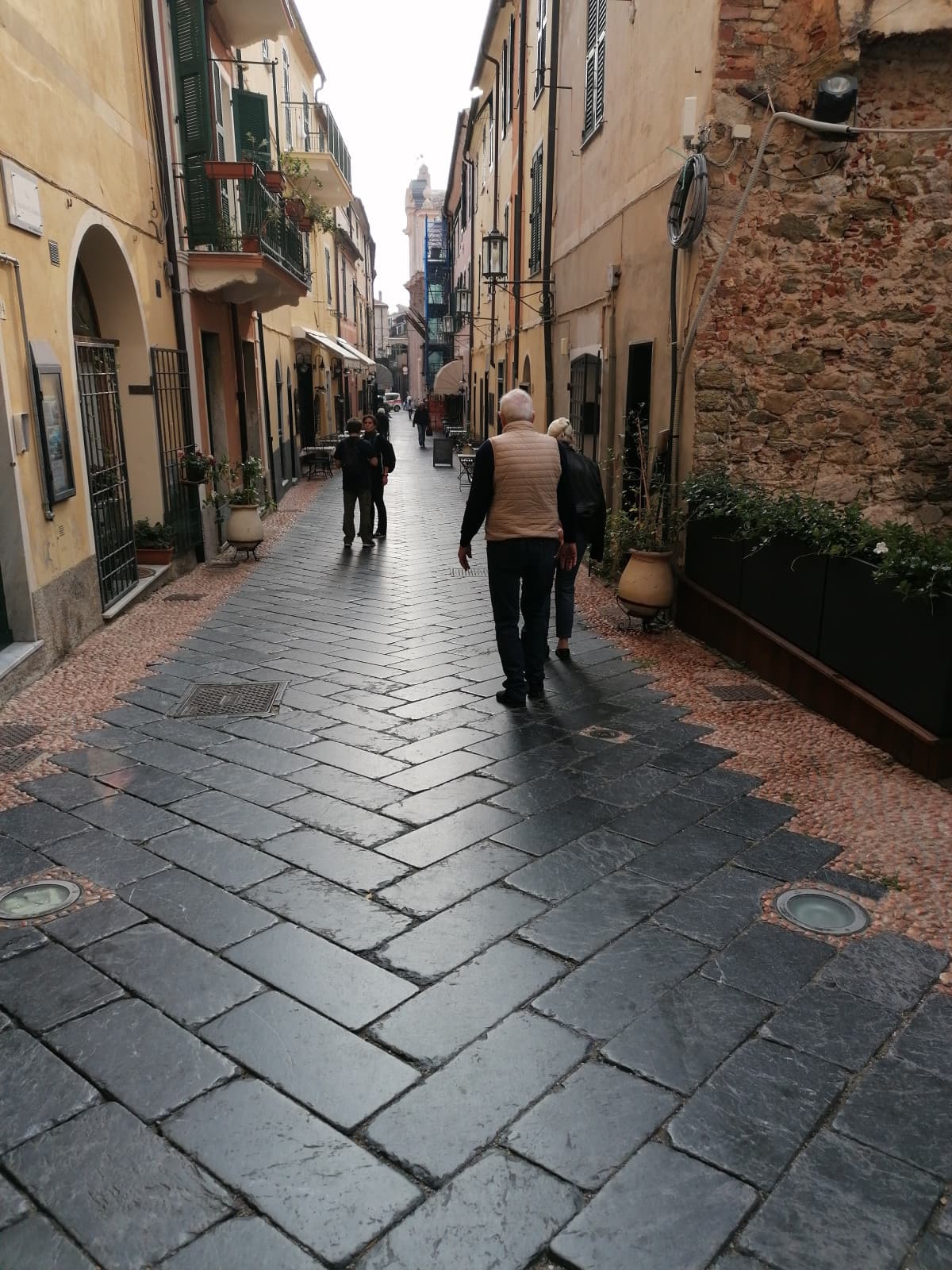 Sto andando al funerale di mia nonna. Sparirò per almeno un'oretta e mezza. Ci sentiamo dopo