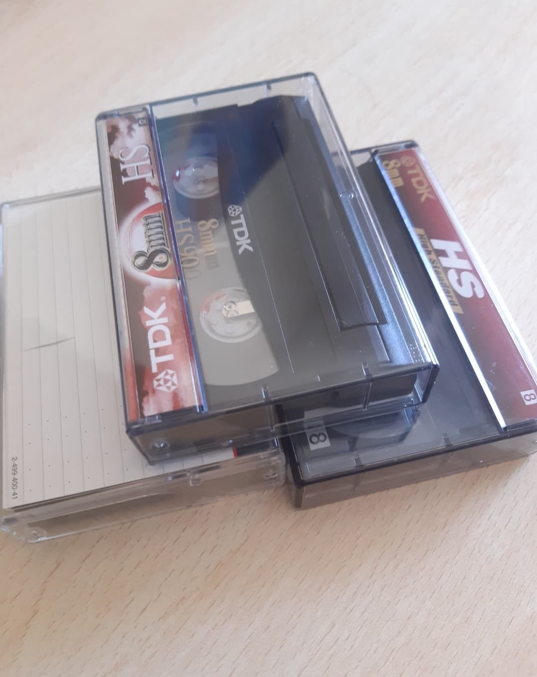 Tra un mese farò 18 anni e mi vedrò dei video di quando ero piccolo. Il fatto che i video in questione siano in delle cassette mi fa sentire vecchio ahhaha