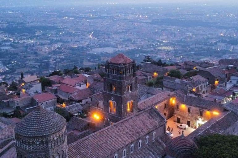 Naturalmente non può mancare Casertavecchia. Casertavecchia è un borgo medievale. Il castello fu costruito nel 861 