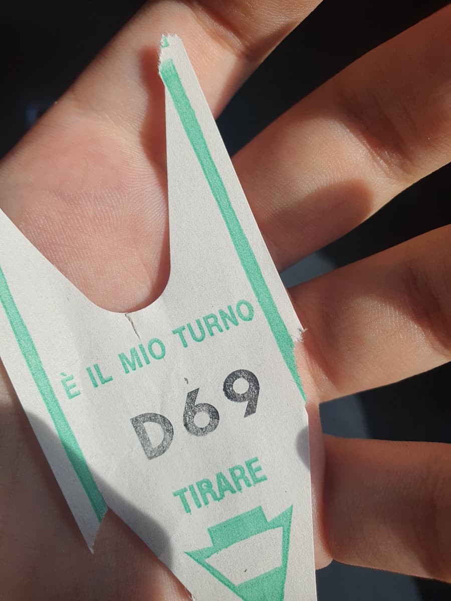 Mia sorella mi ha detto:"te lo regalo, guarda il numero che c'è sopra" passandomi questo ticket 