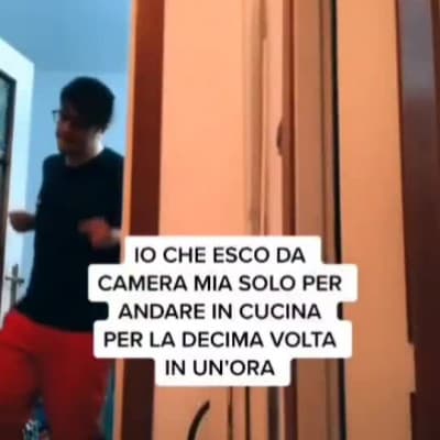 Metto sto post solo perché c'è una bimba che posta il suo outfit credendo di essere figa